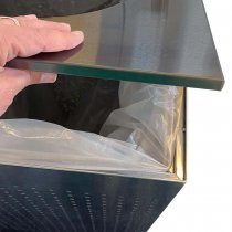 Närbild på finish pulcerlackerat stål Avfallsbehållare 120 liter med soppåse