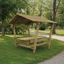 Bänkbord med tak i parkmiljö