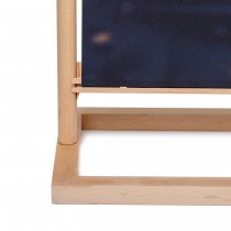 Detalj av träfot och vertikal stolpe på fristående bannerställ