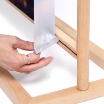 Detaljbild på infästning av textilgrafik i fristående bannerställ av trä