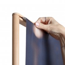 Övre infästning av textilgrafik i träbaserat bannerställ