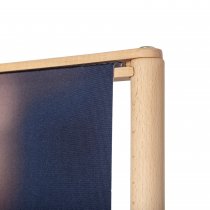 Övre hörn på bannerställ i trä med monterad textilgrafik