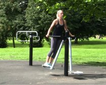 Air Skier träningspass i park där användare tränar ben, höfter och bål.