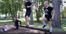 Balansbom utegym – tricepsövning och step-up i park
