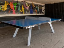 Vädertåligt bordtennisbord utomhus på skola