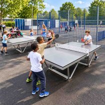 Barn på skolgård som lekar vid Bordtennisbord Outdoor Pingpong