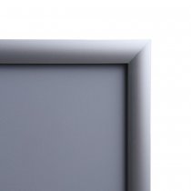 Detalj av silveranodiserad aluminiumprofil på snäppram