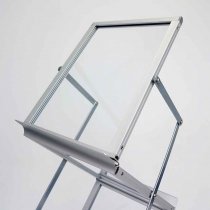 Närbild på transparent broschyrfack med aluminiumram och stöd för A4-broschyrer