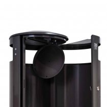 Närbild tömning av askkopp papperskorg Classic Svart 100 liter
