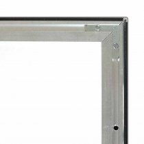 Baksidan av Crown affischram med aluminiumkonstruktion och fästhål för väggmontering