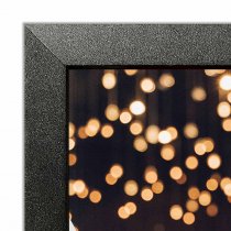 Detaljbild av Crown affischram med 33 mm svart snäppprofil och affisch bakom skyddsplast