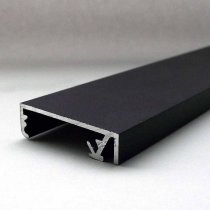 Närbild av Crown affischrams svarta strukturerade aluminiumprofil med gerade hörn