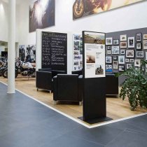 Miljöbild på mässa med digital skylt