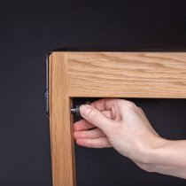 Svart stålgångjärn och trästöd på baksidan av Digitalt A-ställ Element