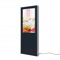 Digital totem 55 tum med reklaminnehåll, anpassad för restaurang eller offentlig miljö.