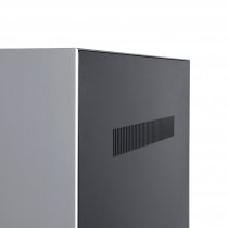 Baksida av digital utomhusskylt med ventilationsöppningar och aluminiumram.