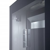 Invändig bild på fästen och metallkomponenter i digital utomhusskylt.