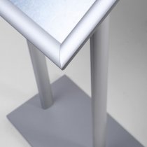 Närbild av geringssågat hörn på silverfärgad A2 snäppram