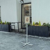 Displayställ utomhus i regn