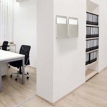 Dokumentförvaring A4-fack för vägg med självhäftande klisterremsa i miljöbild