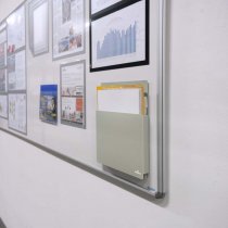 Dokumenthållare A4-fack för vägg med magnetisk baksida i miljöbild