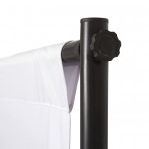 Detaljbild av överliggare och fäste för tyg på FlexWall mässvägg