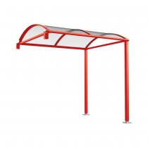 Voute M förlängningsmodul i röd RAL 3020, välvd takkonstruktion i polykarbonat och galvaniserade stolpar med fotplattor.