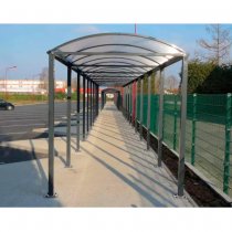 Voute M väderskydd i mörkgrå RAL 7024 med välvd takkonstruktion i UV-skyddad polykarbonat.