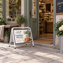 A3 gatupratare i liggande format utanför café