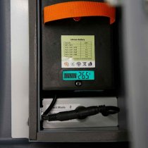 Digital display på litiumbatteriet som visar batteriets spänning