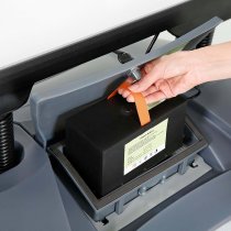 Uttagning av litiumbatteri ur gatupratarens batterifack
