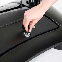 Nyckel används för att låsa upp batterifacket i gatupratarens fot