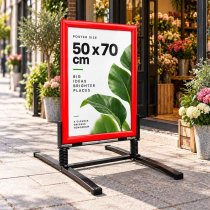 Röd trottarpratare Wind 50x70 utanför blomsterbutik