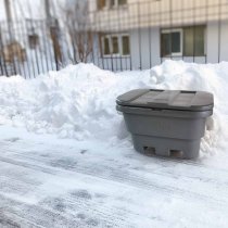 Sandlåda för sandning vid bostadshus