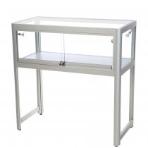 Låsbar glasmonter i silver med glaspartier och stabila ben