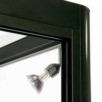 LED-belysning monterad i svart glasmonter för tydlig exponering