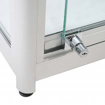 Infälld LED-belysning i tak på glasmonter för jämn ljusspridning