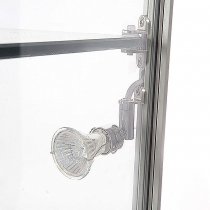 LED-spotlight monterad på insidan av glasmonter i silver för produktbelysning