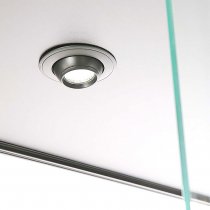 Infälld LED-belysning i tak på glasmonter för jämn ljusspridning