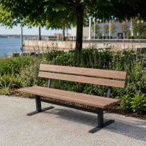 illustration av Exeby fristående parksoffa i sommarmiljö