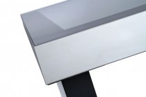 Närbild på glasfront med svart keramisk glasyta på digital informationsdis