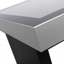 Närbild på glasfront med svart keramisk glasyta på digital informationsdisk 50 tum