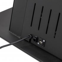 Öppnad servicelucka som visar elektronik och fläktar i digital informationsdisk