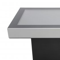 Närbild på glasytan med svart keramisk ram på digital informationsdisk