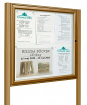 Komplett skyltskåp brun med stolpar