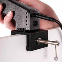 Montering av belysning med klämfäste för vägg