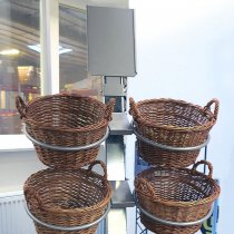Närbild på korgställ med 8 korgar och tom affischhållare