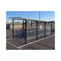 Kundvagnsgarage Modulo installerat på parkeringsplats vid butik