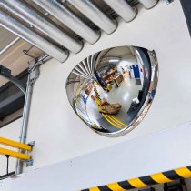 Väggmonterad övervakningsspegel och industrispegel med konvex spegelyta som ger överblick över lager och arbetsområden.