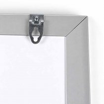 LED Lightbox 50x70 – upphängningsbeslag på baksidan för väggmontering